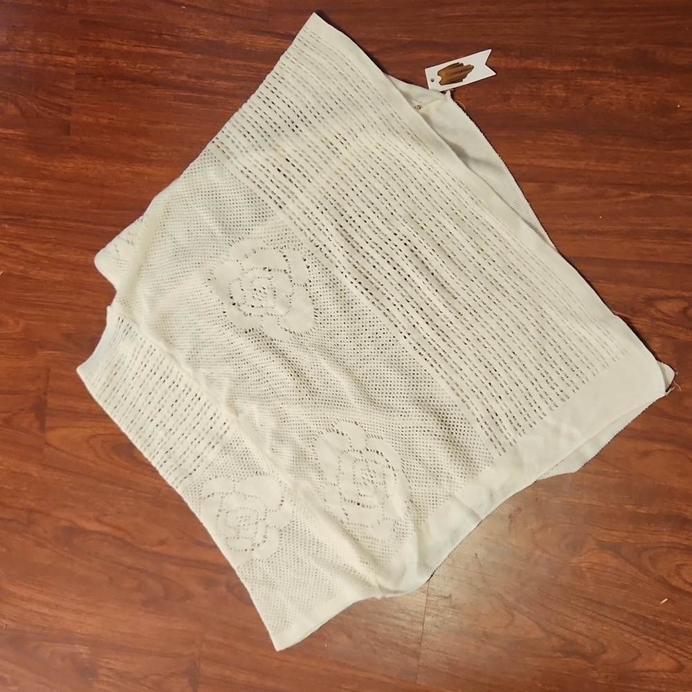 Cruise Club Poncho Womens flower rose  one size new knit off white cream